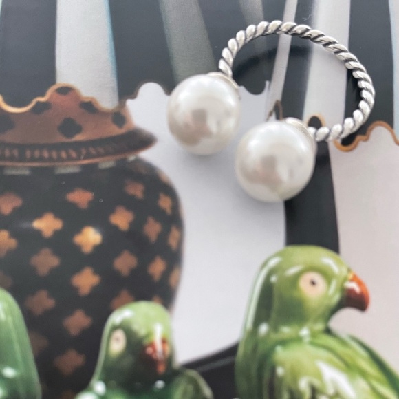 S925 silver ring with faux white pearls . Adjustable fashion cocktail ring - Picture 4 of 5